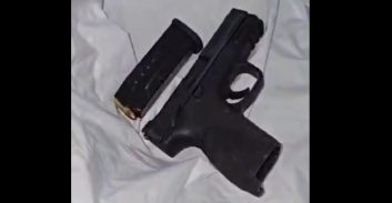 פתח תקווה: מוכר למשטרה נעצר בחשד שהחזיק נשק בעליית הגג