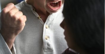 הפרת צו הרחקה: בין הגנה על קורבן לעבירה פלילית חמורה