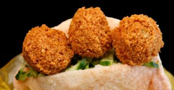 תושב חיפה נאשם שאיים על מעסיקו לשעבר בדוכן-פלאפל: "נשרוף את העסק"