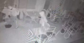 תיעוד: שני צעירים הציתו מסעדה מוכרת בתל אביב