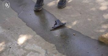 צפו: אקדח נזרק מביתו של עורך דין בצפון בעת חיפוש משטרתי