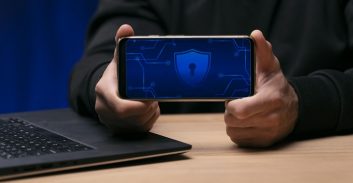 תלונה נגד איש-עסקים מוכר מהתעשייה הביטחונית על "פריצה לטלפון הגרוש של הבת"