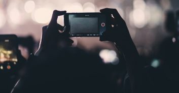 כתב אישום: צעיר מחדרה פרסם צילום עירום של בת 17 במקלחת