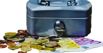 מזכירת בית ספר בראשון לציון נאשמת בגניבת 120 אלף שקל