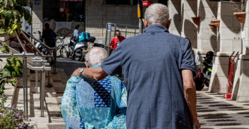 המאבק בעושק קשישים: משרד המשפטים יסייע בחינם למבוגרים שנוצלו בהונאה צרכנית