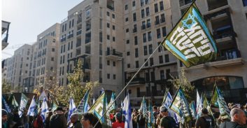 "אחים לנשק" תובעים שלושה מיליון על לשון הרע נגד צייצנית מהימין