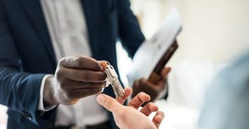 חתם על שטר-חוב פיקטיבי להצלת דירתו מחילוט, ונעקץ על-ידי שותפו להונאה