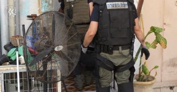 המשטרה תפסה בדירה ביפו מצבור מטענים, ארבעה חשודים נעצרו