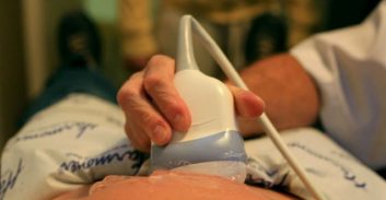 ביקש להפוך את רעייתו לאם, 20 שנה לאחר שנפטרה מלוקמיה