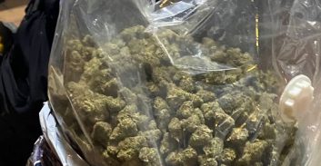 נשר: שלושה צעירים חשודים בהחזקת קילו מריחואנה ברכב