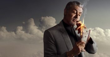 "טולסה קינג": סטאלון ממציא את עצמו מחדש כמאפיונר ענתיקה בחור נידח