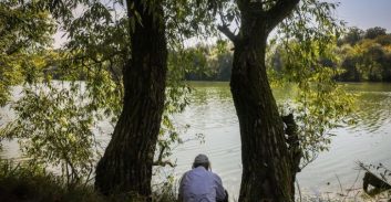האב יכול להסתכן באומן, הבן יישאר בבית עם סבתו