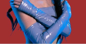 עקורים פעמיים: בגלל המלחמה ובגלל הסרטונים שאמא מעלה לרשת