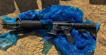 בת 71 מבאר שבע נעצרה בחשד להחזקת M16 ולבנות חבלה