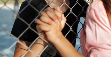 באוניברסיטת בר אילן עורכים מחקר על נשים בקשר רומנטי עם אסירים