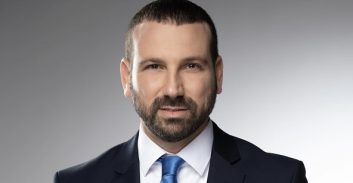 ראש עיריית חולון שי קינן נחקר בחשד למעשה מגונה