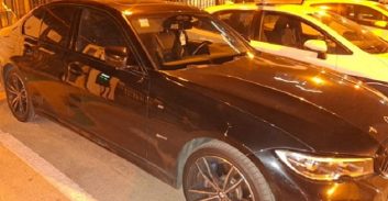 נתניה: כתב אישום על תקיפה בחניון, חטיפה ב-ב.מ.וו ומעצר בתחנת דלק