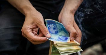 הוארך מעצרם של מוכרים למשטרה בחשד לתקיפה בשל חוב על סמים