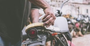 בדרך לחיסול? המשטרה תפסה בעוספיה "אמבולנס" עמוס באופנועים ובתיקים