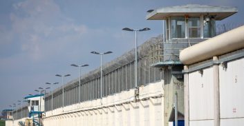 חשד: איש שב"ס הבריח סמים מסוגים שונים לכלא שיטה