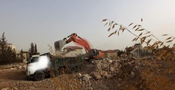 המשטרה הירוקה תחזיר שופל לקבלן שנתפס משליך אשפה בפעם השנייה