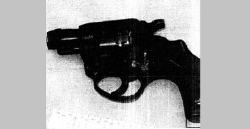 אישום: מוכר למשטרה החזיק אקדח מתחת למזרן מיטתו