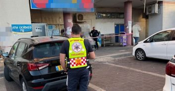 נתניה: מוכר למשטרה נעצר בחשד להשלכת רימונים ומטען לעבר בתי עסק