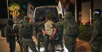 צפו: תיעוד המעצר של נאשם ברכישת רובה M16 מסוכן משטרתי בצפון