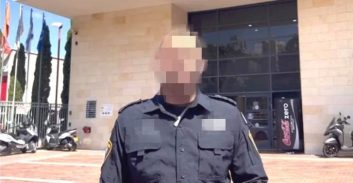 שוטרת עשתה בייביסיטר לחברה, הילדים טוענים שבן זוגה הקצין תקף אותם