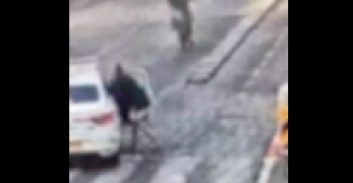 תיעוד: שדדה 500 שקל מנהג מונית בתל אביב