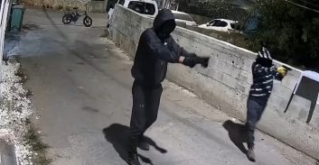 תיעוד: צעירים יורים משני אקדחים לבית במג'דל כרום