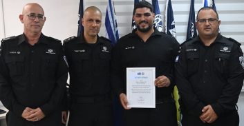 תעודת הערכה ללוחם שב"ס שנטרל את המחבל בפיגוע בתחנה המרכזית בבאר-שבע