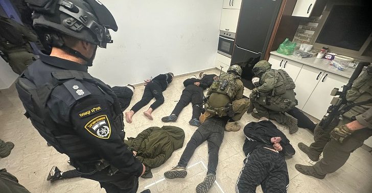 שוטרים עצורים חשודים