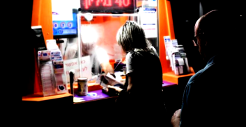 חשד: אב ובנו לקחו באלימות כרטיס חיש-גד שזכה במאות אלפי שקלים