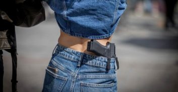 הגברת חמושה: אקדח ותחמושת נתפסו בביתה של צעירה בת"א