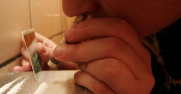 נאשם שסחר בעבר בסמים ונתפס עם סם "דוקטור" נשלח למעצר בית