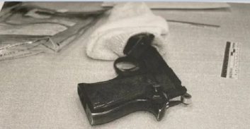 ארבע שנות השעיה לעורך דין ותיק שהורשע בהחזקת אקדח