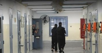 נאשם בתיק רצח נשפט למאסר על דקירת אסיר שהפך לעד מדינה