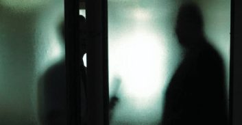 כתב אישום: שוטר קיים יחסי-מין עם שני קטינים בני 13 ו-15