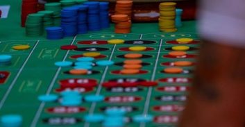 תושב באר-שבע נעצר בחשד שהפעיל דירת הימורים בבניין ברעננה