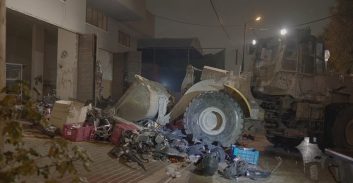 צפו: המשטרה וצה"ל פשטו על מוסך בקלקיליה והשמידו חלקי רכב גנובים