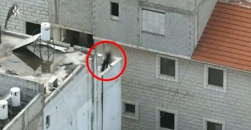 תועד זורק מהגג קופסא עם חומר החשוד כקילו וחצי קריסטל וחשיש