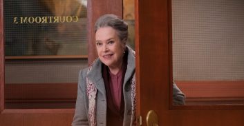 קתי בייטס ממציאה מחדש את "מטלוק" בסדרה משפטית על נקמת הפרקליטה