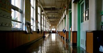 מעצר בית לאב שנחשד באיומים על נערות שהתעללו בבתו בבית-הספר