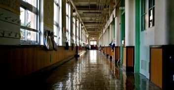 מורה מחולון נעצרה בחשד לעבירות מין וקשרים אסורים עם תלמידים