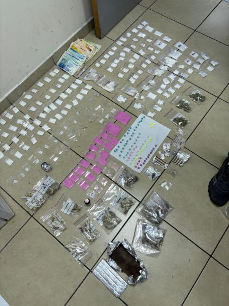 סמים קלים וקשים שליח על אופנוע