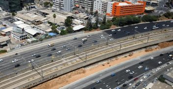 עיריית ת"א: שערי כניסה לעיר יצמצמו כניסת רכבי ציוד מכני כבד