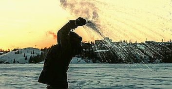 אישום: שני מוכרים למשטרה השליכו רימוני רסס בדימונה