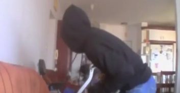 אישום: אסיר ברישיון פרץ להוסטלים ושדד נשים מבוגרות