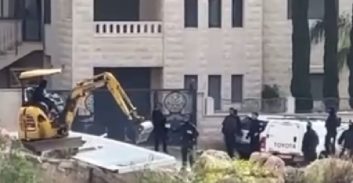 נצרת: המשטרה הרסה שער חשמלי בשכונת אביו של סמיר בכרי